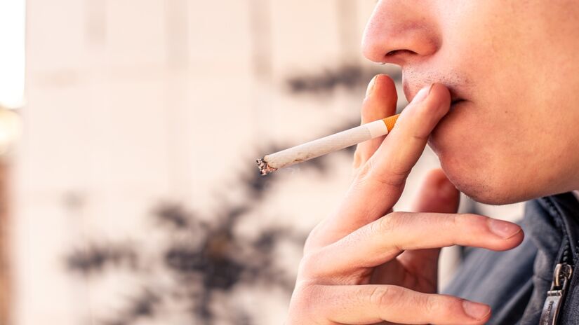  O tabaco é um grande vilão, causando manchas mais resistentes