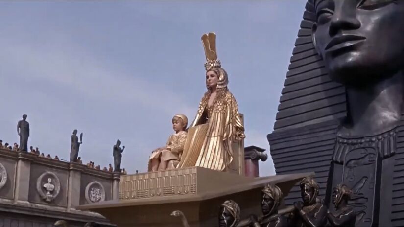 Cleópatra VII tornou-se rainha ainda jovem e fez história pela inteligência e habilidade política (Foto: Reprodução/YouTube)