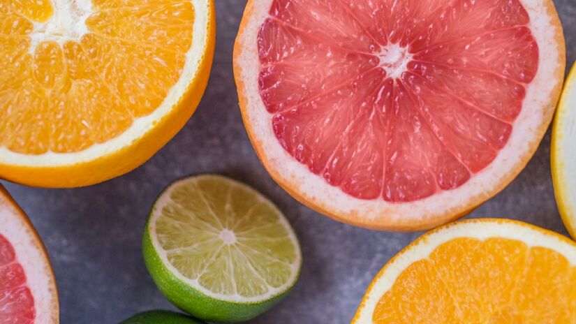 A toranja (ou grapefruit) é uma fruta cítrica híbrida, resultado do cruzamento entre a laranja e o pomelo, conhecida pelo seu sabor agridoce e alto teor de nutrientes como vitamina C e antioxidantes.