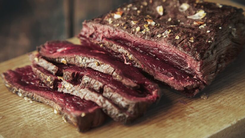 A carne vermelha deve ser consumida com moderação. Fotos: Reprodução/Freepik