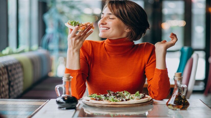 Comer devagar permite que o corpo tenha tempo suficiente para identificar os sinais de saciedade (Foto: Freepik)