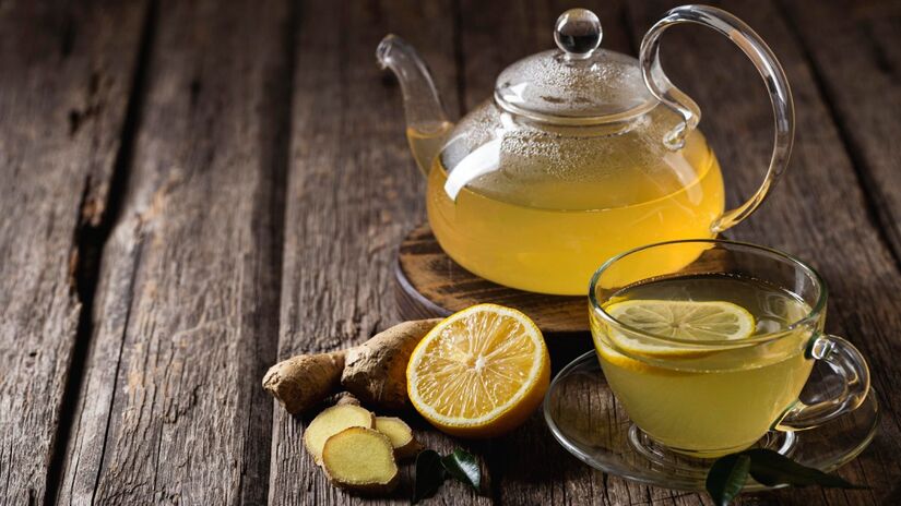 Limão rico em vitamina C e antioxidantes. Gengibre com propriedades anti-inflamatórias. Juntos, eles se tornam uma bebida que potencializa a saúde.