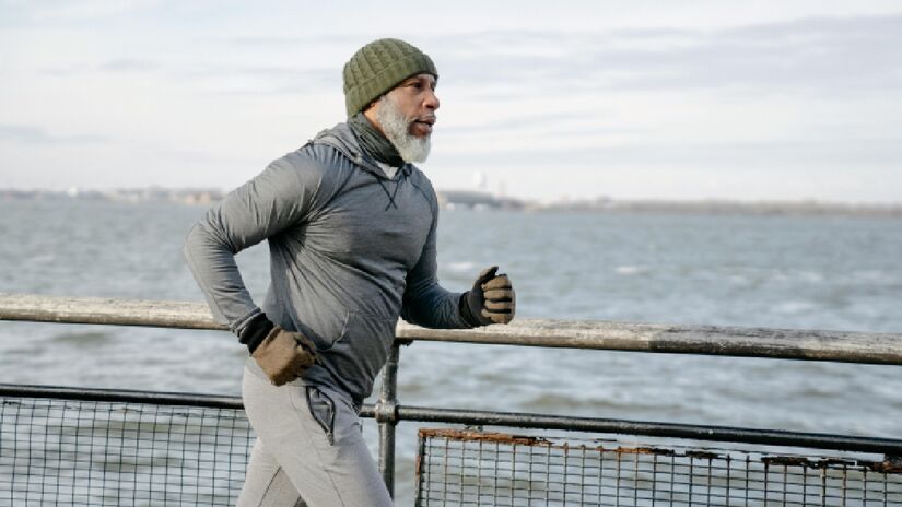 Embora a caminhada e a corrida sejam as atividades mais conhecidas e populares, um estudo da Harvard Medical School apontou que há outra opção mais eficaz para manter a boa forma e a saúde em dia para as pessoas com mais de 60 anos - (Barbara Olsen/Pexels)