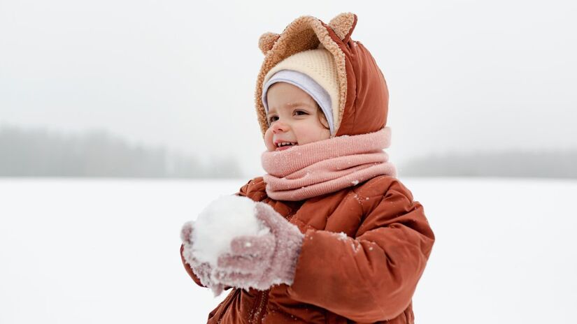 Os bebês que chegam ao mundo nos meses mais frios enfrentam um começo de vida mais desafiador (Foto: Freepik)
