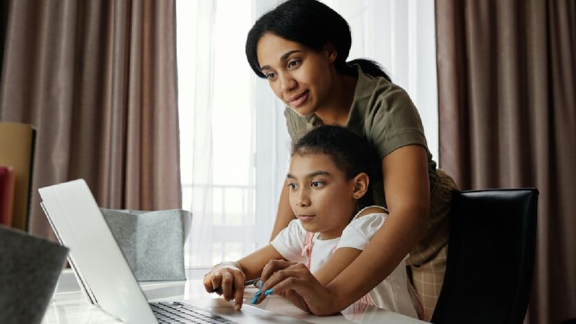 Mães tendem a acompanhar melhor a vida escolar dos filhos. Imagem: Pexels