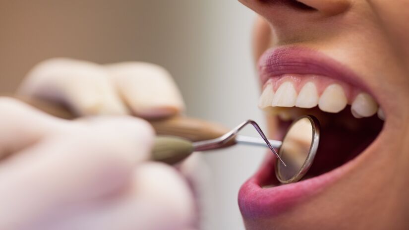 Para quem deseja melhorar a estética do sorriso, o clareamento dental é uma das opções mais eficazes