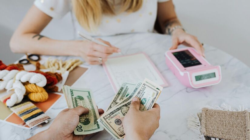 Com qualquer valor é possível começar a investir. Imagem: Kaboompics/Pexels