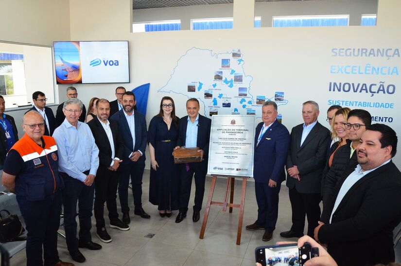 Autoridades locais de Jundiaí durante inauguração de novo terminal em aeroporto. 