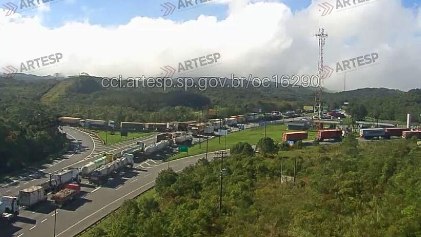 Há lentidão do km 12 ao 10 no sentido São Paulo devido à inversão de mão - Divulgação/ARTESP