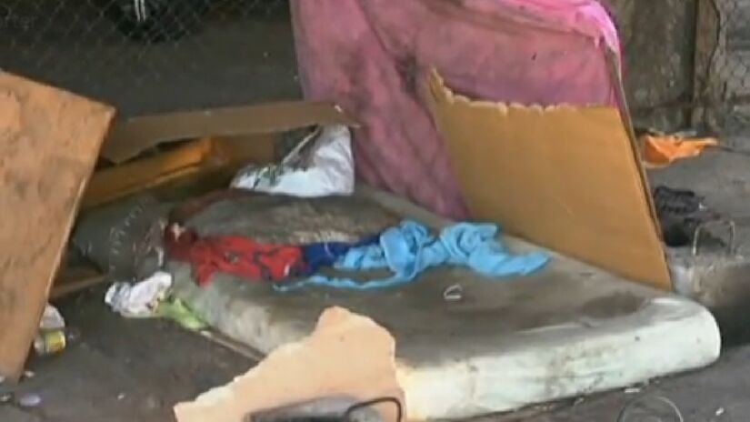 Era embaixo desse viaduto que o casal se abrigava. Imagem: Reprodução Globo Repórter