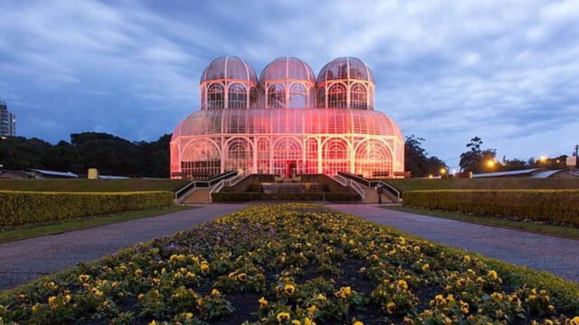 Curitiba mostra por que é referência. A cidade tem um custo de vida mais baixo e prioriza práticas ecológicas, com programas de reciclagem pioneiros e incentivos a energias renováveis.
