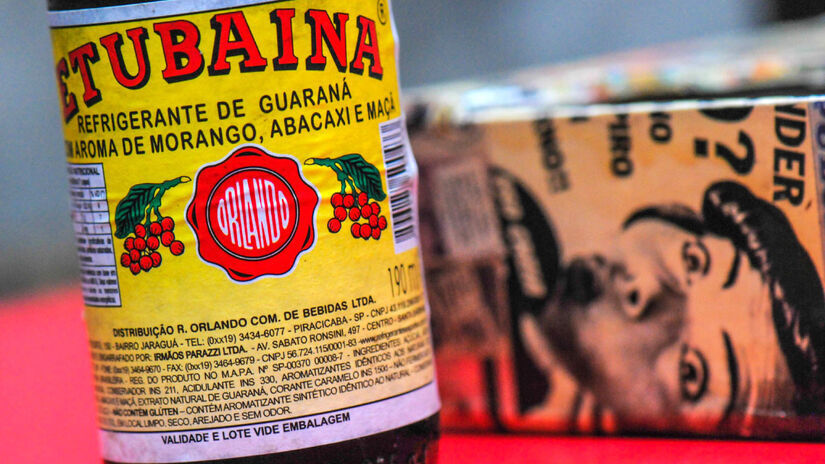 Um dos refrigerantes de maior sucesso no Brasil a partir dos anos de 1960, o fenômeno 'Tubaína', bebida à base de guaraná com sabor de tutti-frutti, surgiu no interior de São Paulo - (Etubaína/Wikimedia Commons)