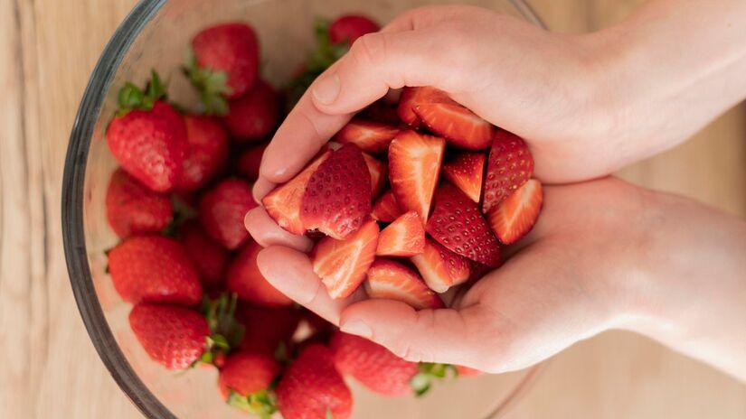 Manter as folhas verdes até a hora de consumir ajuda a preservar o sabor da fruta (Fotos: Freepik)