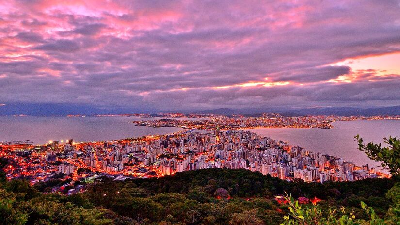 A cidade de Florianópolis possui beleza rara para uma Capital. Imagem: oscar fava/Wikimedia Commons