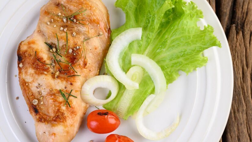 O frango é um dos alimentos favoritos dos nutricionistas por ter bom índices metabólicos.
