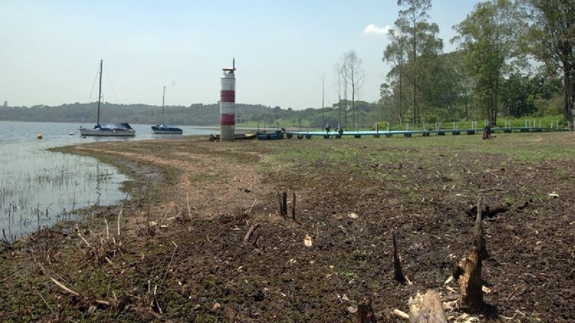 Farol na margem da represa. Imagem: Mílton Jung/Wikimedia Commons