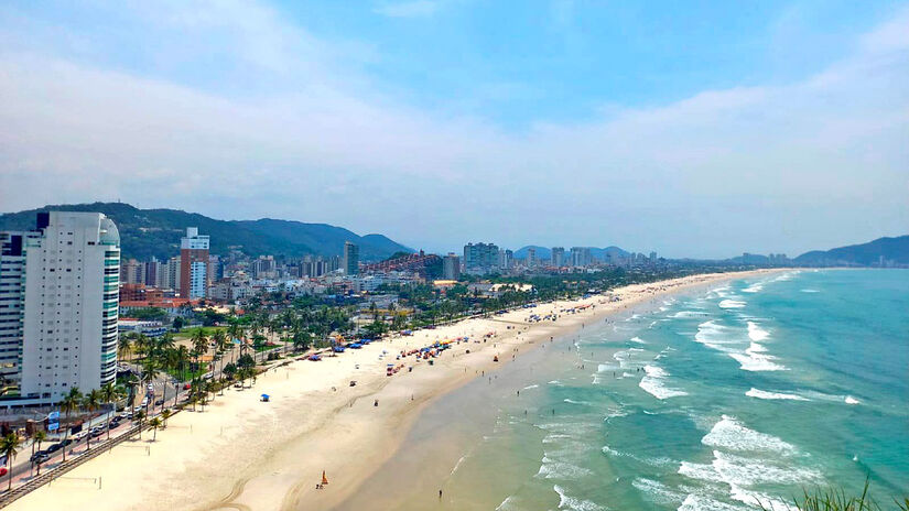 Guarujá, no litoral paulista, encanta os turistas com diversas opções de praias, sendo muitas delas "secretas", charmosas e aconchegantes - (Nair Bueno/Diário do Litoral)