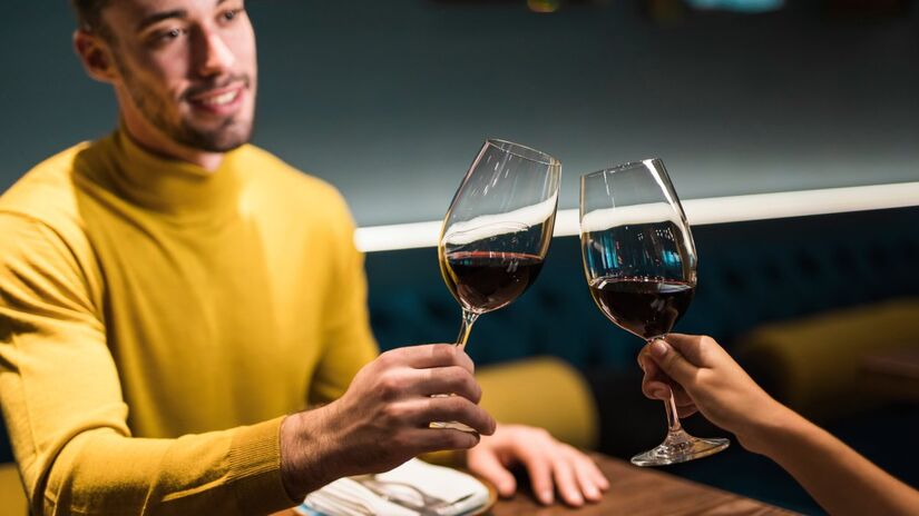 Ao beber vinho, olhe diretamente para a taça e não para a pessoa a sua frente.