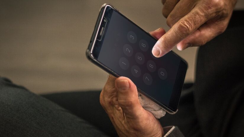 Criminosos usam inteligência artificial para reproduzir vozes de pessoas reais e conseguir dinheiro