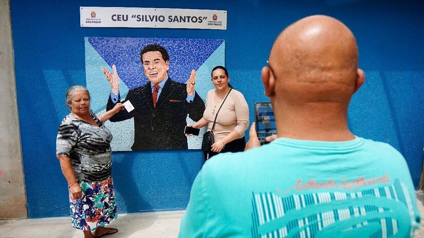 Silvio Santos foi homenageado em murais, tanto na pintura do prédio como em mosaico interno |Sergio Barzaghi/SECOM