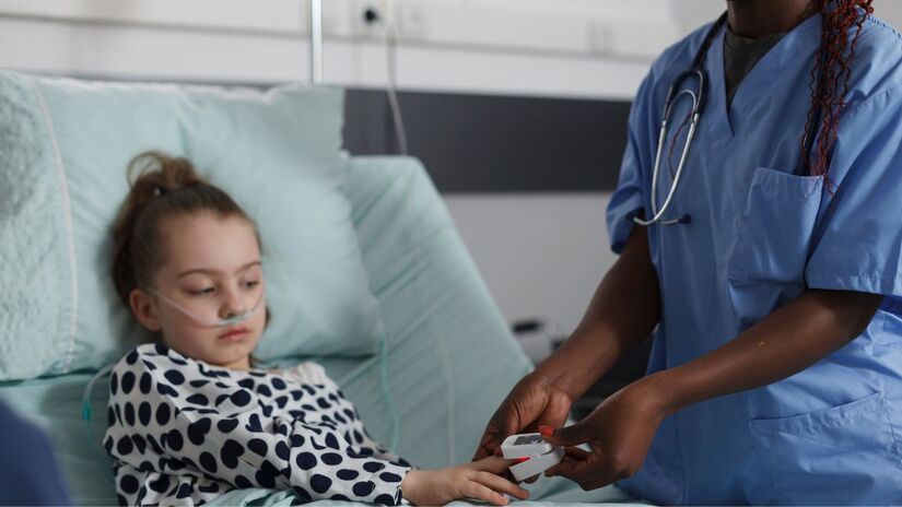 No pronto-socorro, se alguém chega com sintomas preocupantes, o protocolo é fazer uma tomografia computadorizada ou uma ressonância magnética da cabeça para analisar o quadro, segundo a médica (Fotos: Freepik)