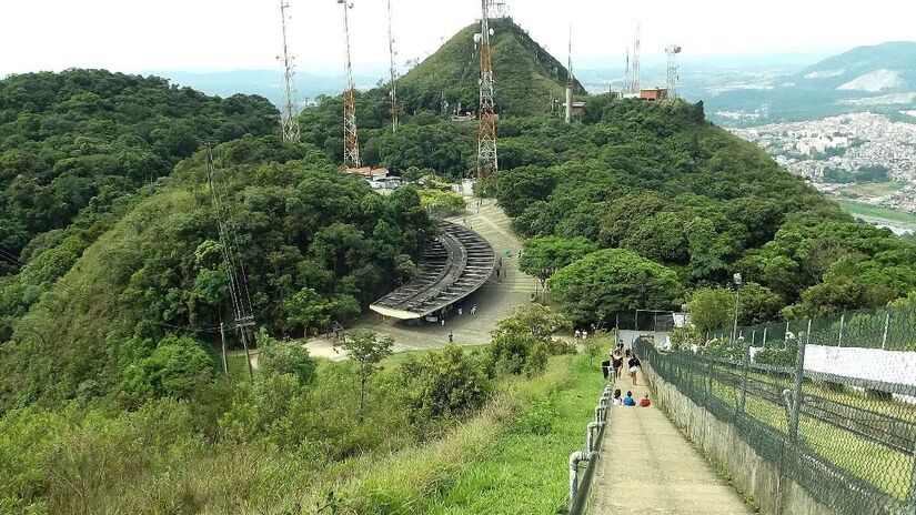 A trilha que leva até o cume possui cerca de 1,5 km. Imagem: Marcos Silvério da Silva/Wikimedia Commons