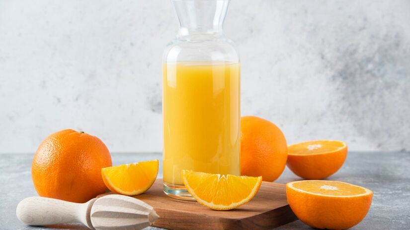 O suco de laranja é rico em vitamina C, que fortalece o sistema imunológico, e antioxidantes (como os flavonoides) que protegem o organismo contra danos celulares e o envelhecimento precoce. Ele também melhora a saúde do coração por meio da ação de outros nutrientes, ajuda a regular o colesterol e a pressão arterial, auxilia na digestão e na absorção de ferro, e contribui para o bem-estar do intestino. 