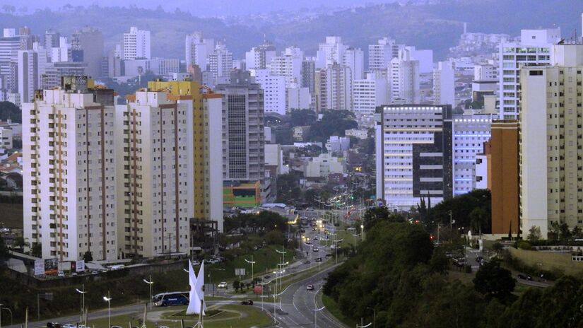 O estudo considerou 15 indicadores, divididos em áreas essenciais como educação, saúde, segurança e sustentabilidade. Fotos: Reprodução/Wikimedia Commons