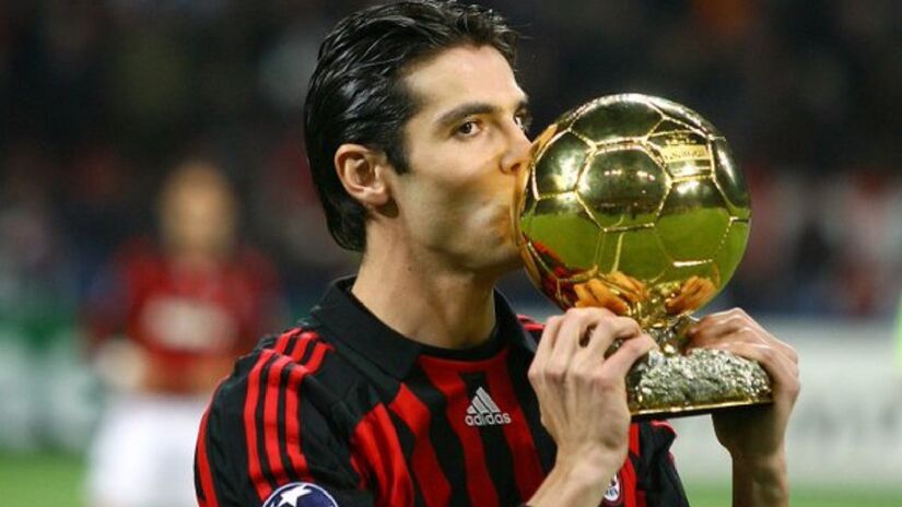 Kaká foi o último brasileiro a vencer a Bola de Ouro, em 2007, quando foi campeão da Uefa Champions League, sendo artilheiro da competição com 10 gols marcados (mesmo sendo meio-campista) e sendo o responsável pelo passe que culminou no gol do título - (Divulgação/AC Milan)
