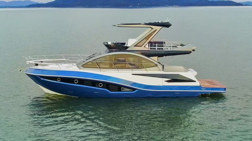 Evolve Titanium Flybridge é equipada com dois motores Volvo D6 IPS 650, com 480 hp cada.