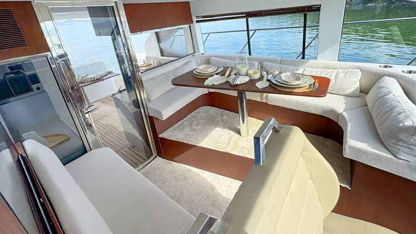 Lancha possui um flybridge de mais de 12 m&#xB2;, open deck no cockpit.