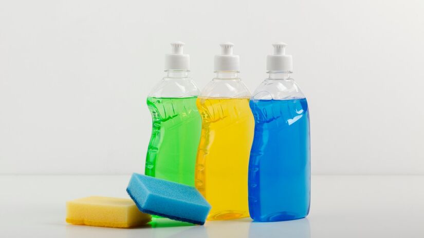 Detergentes de louça também são aliados na limpeza