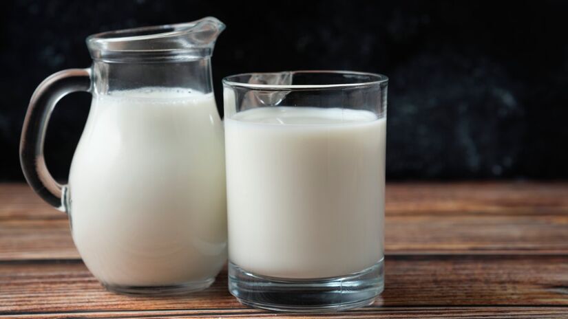 A diferença na composição nutricional é provavelmente a maior distinção entre o leite ultrafiltrado e o leite comum. Dependendo da marca  e da concentração do produto , o leite ultrafiltrado pode conter de 13 a 18 gramas (g) de proteína por xícara, além de 380 a 500 miligramas (mg) de cálcio, em comparação com os 8 gramas e 300 mg do leite tradicional por xícara, respectivamente. Fotos: Reprodução/Freepik