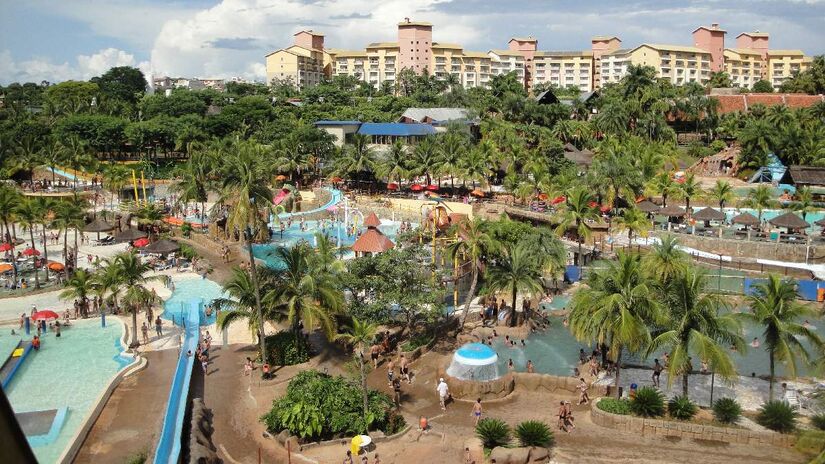 Maior parque aquático da América Latina possui piscinas quentes. Imagem: MARCO AURÉLIO/Wikimedia Commons