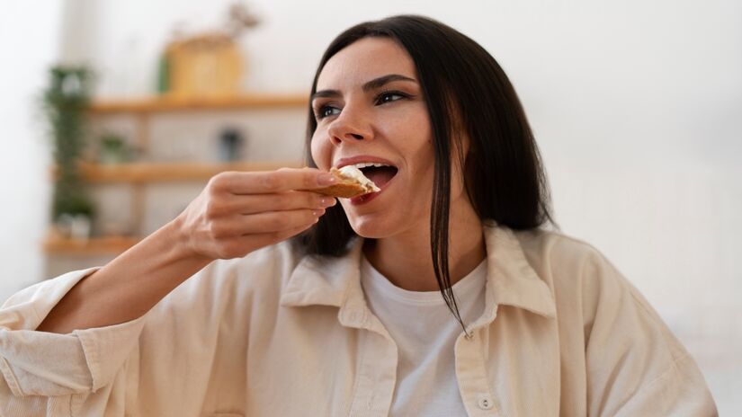Prefira refeições menores e mais frequentes, mastigue bem os alimentos e evite comer rápido demais (Fotos: Freepik)