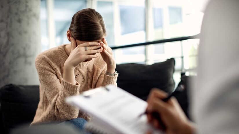 Somente 16% dos líderes e 19% dos liderados foram totalmente acolhidos pelos superiores ao contar sobre o tratamento (Fotos: Freepik)