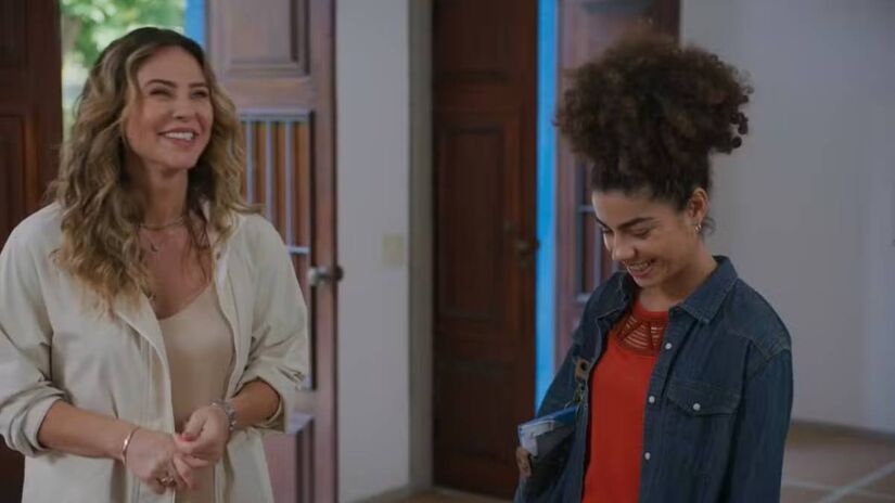 E a cuidadora de Leonardo se virará, com cara de vilã, surpreendendo Odete Roitman, que tentará disfarçar o ódio. Fotos: Reprodução/TV Globo
