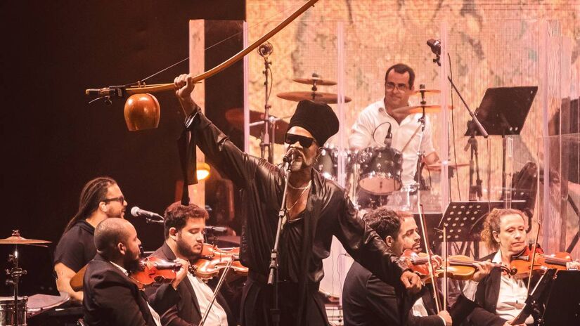 Na sequência, o público será envolvido pela energia contagiante de Carlinhos Brown ao lado da Orquestra no espetáculo 'Afrossinfonicidade'. 