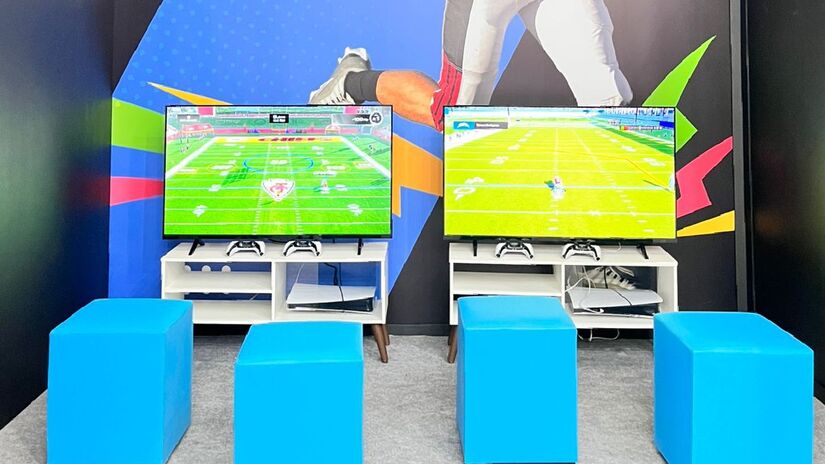 Além das práticas físicas, a arena também conta com uma área de videogames com jogos de futebol americano.