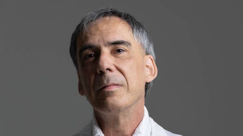 Recém-lançado, novo disco traz as participações especiais de David Byrne, Marisa Monte, Ana Frango Elétrico e Vandal