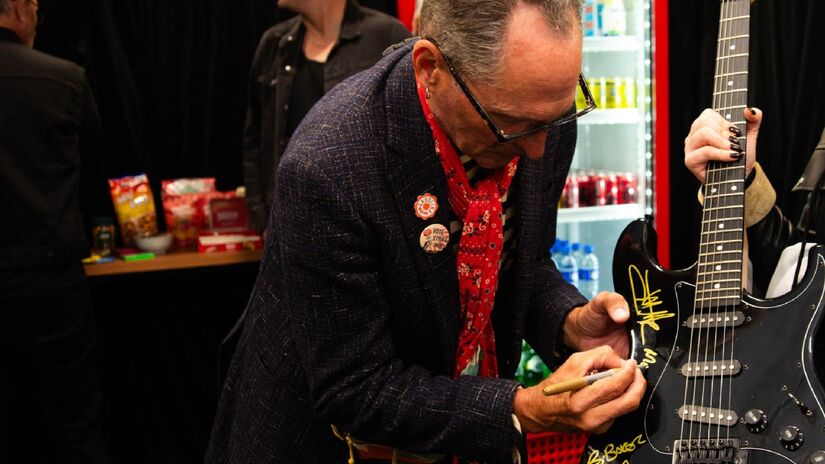 Bad Religion também autografou uma das guitarras.
Foto: Divulgação