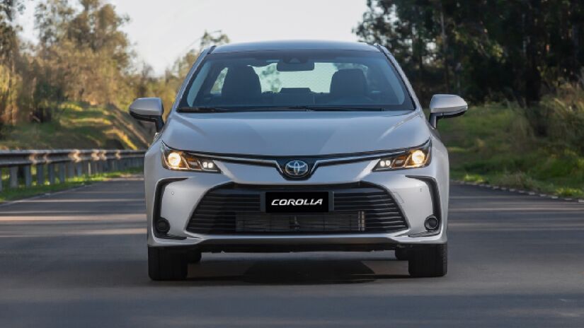 Faróis integrados à grade frontal reforçam a identidade tecnológica do modelo |Divulgação/Toyota