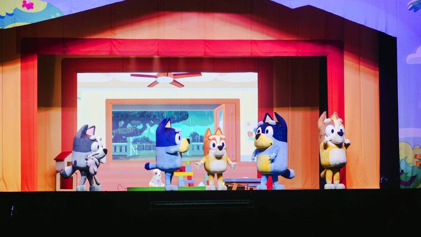 Na história, Bluey e seus familiares transformam cada cômodo da casa em um palco de brincadeiras e descobertas.