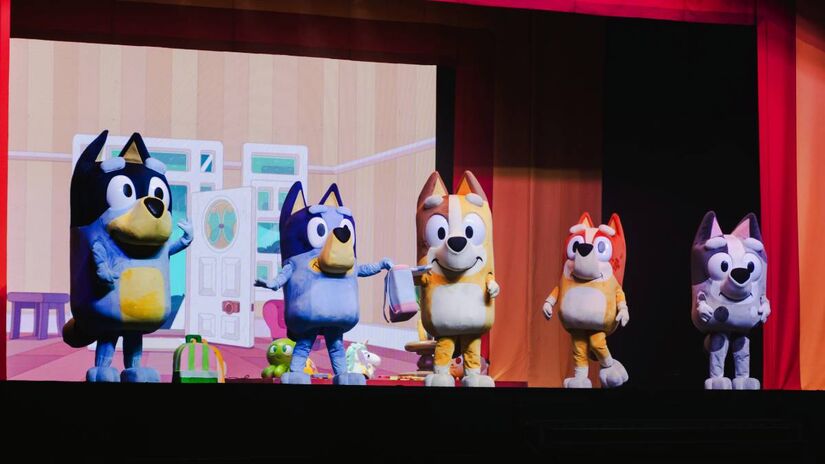 Bluey transforma qualquer brincadeira em jogos imprevisíveis e divertidos, envolvendo toda a família e o bairro em seu universo cheio de imaginação e diversão.