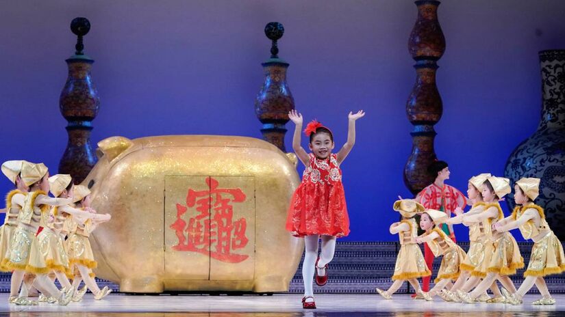 Um dos momentos mais marcantes de 'GuoNian' ocorre no segundo ato, quando 13 pequenas bailarinas brasileiras, crianças entre cinco e oito anos, participam do espetáculo.