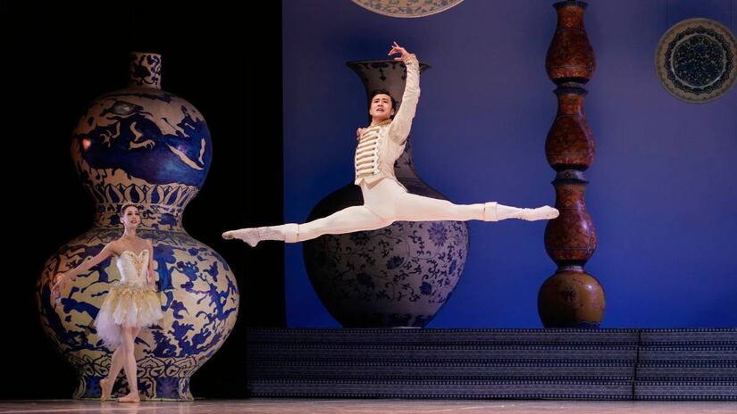 Já no segundo ato, Yuanyuan visita o encantado Reino da Porcelana e participa de uma grande celebração do Ano Novo, repleta de cores, danças e elementos culturais chineses. Fotos: Divulgação