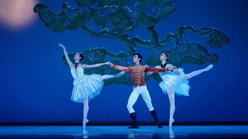 Unindo beleza e originalidade, a montagem conta com cenários grandiosos, figurinos exuberantes e elementos como os 12 signos do zodíaco chinês.