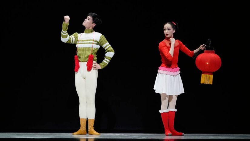 Com coreografia e direção de Zhao Ming, 'GuoNian' é uma celebração visual que une a tradição do balé clássico europeu à riqueza simbólica da cultura chinesa.