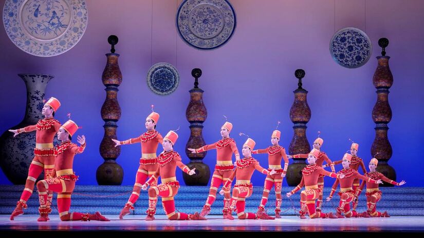 No primeiro ato, o público acompanha a jornada de Yuanyuan, uma jovem que recebe um quebra-nozes de presente e, ao adormecer, entra em um mundo de sonhos repleto de magia e tradições orientais. 