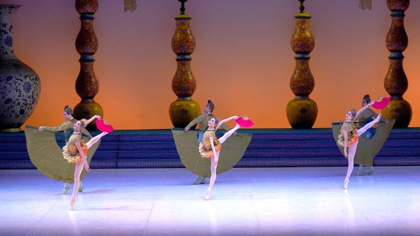 Nesta montagem, a história é conduzida pela trilha original de Tchaikovsky, agora ambientada em uma tradicional feira de Pequim, na véspera do Ano Novo Lunar. 